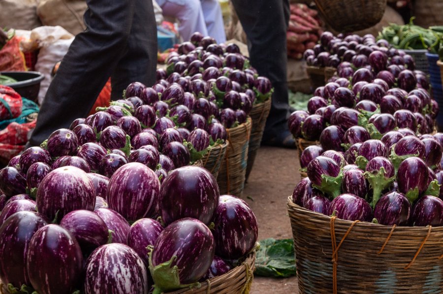 Aubergines au marché de Badami, Inde