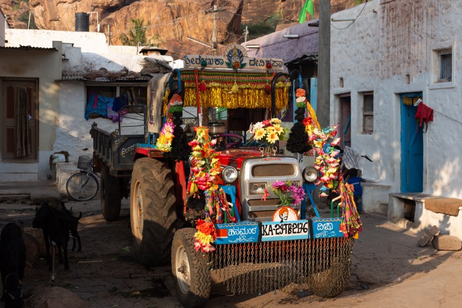 Tracteur décoré à Badami, Karnataka, Inde