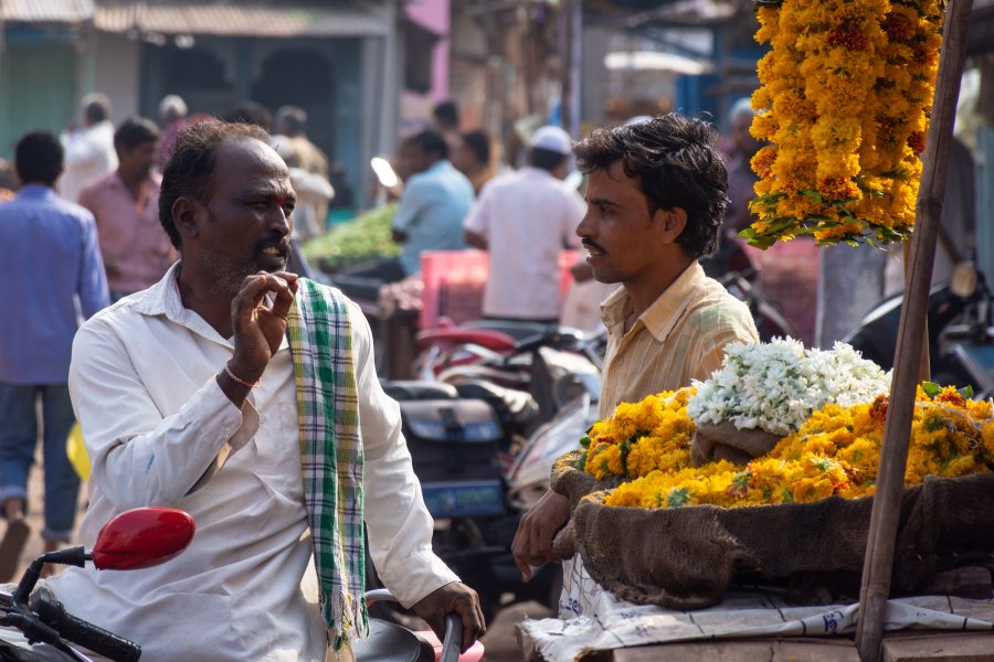 Vendeurs de fleurs au marché de Badami