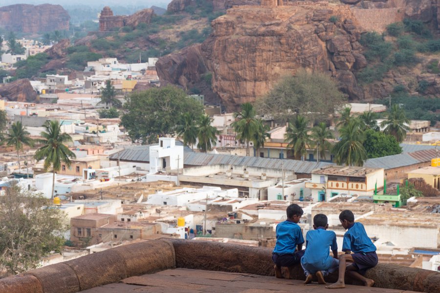 Enfants aux temples de Badami, Inde