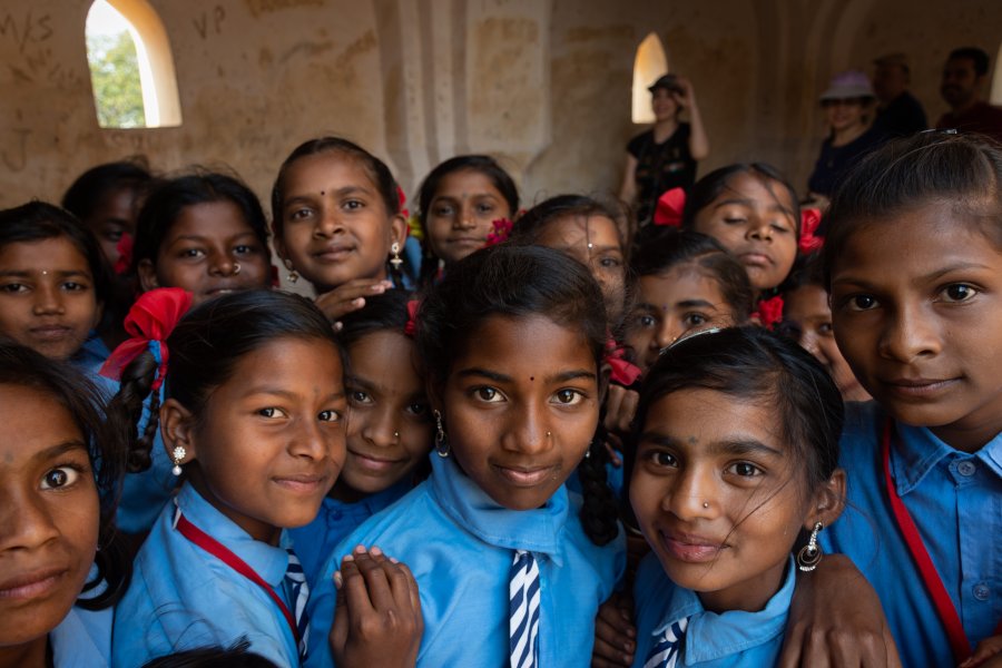 Ecolières curieuses à Hampi en Inde