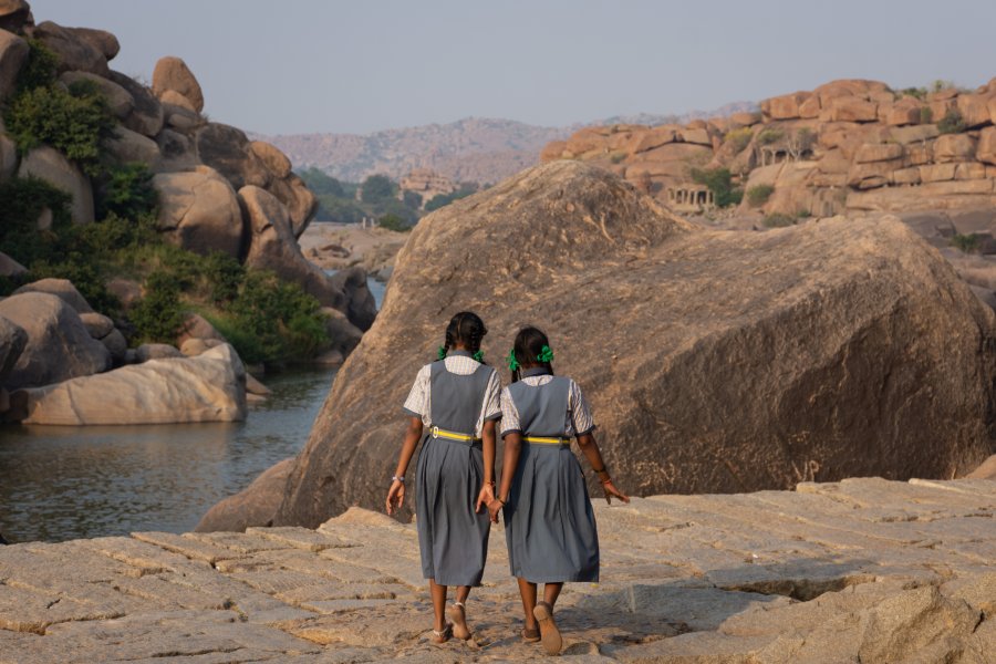 Fillettes sur les rochers d'Hampi en Inde