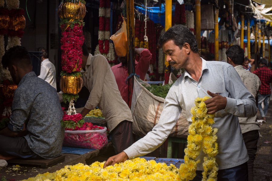 Guirlandes de fleurs au marché de Mysore, Inde