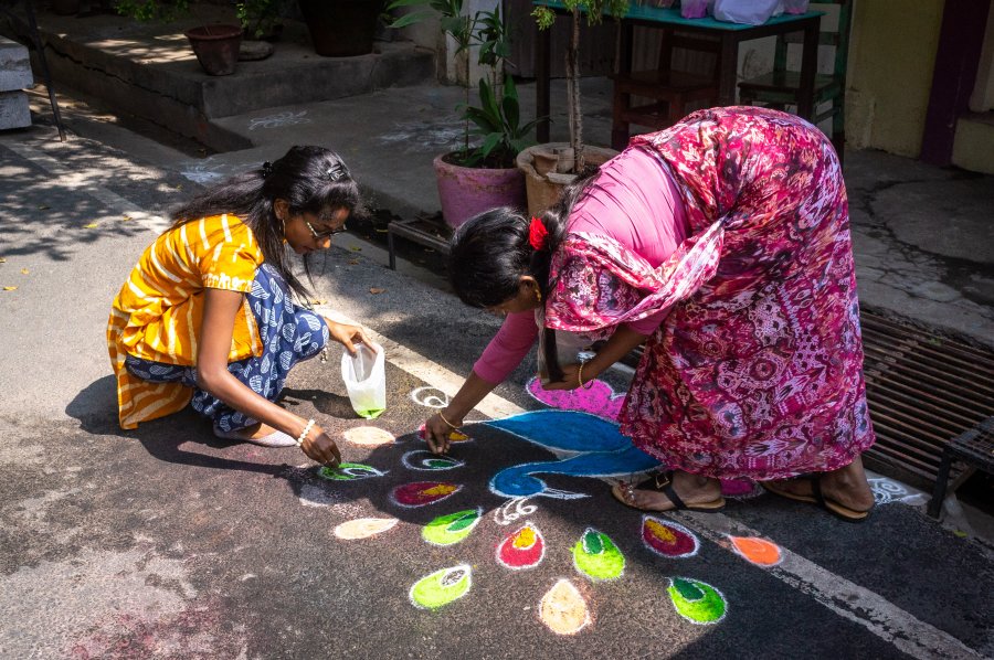 Kollams dessinés au sol à Pondichéry, Inde