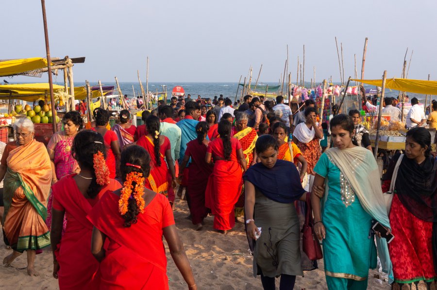 Foule sur la plage de Mahabalipuram, Inde