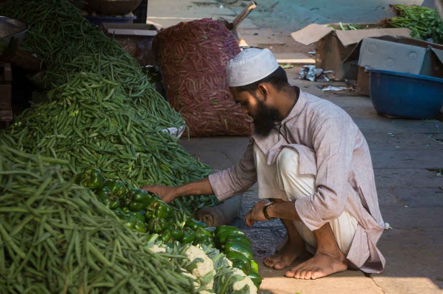 Vendeur de haricots au marché de Mysore en Inde