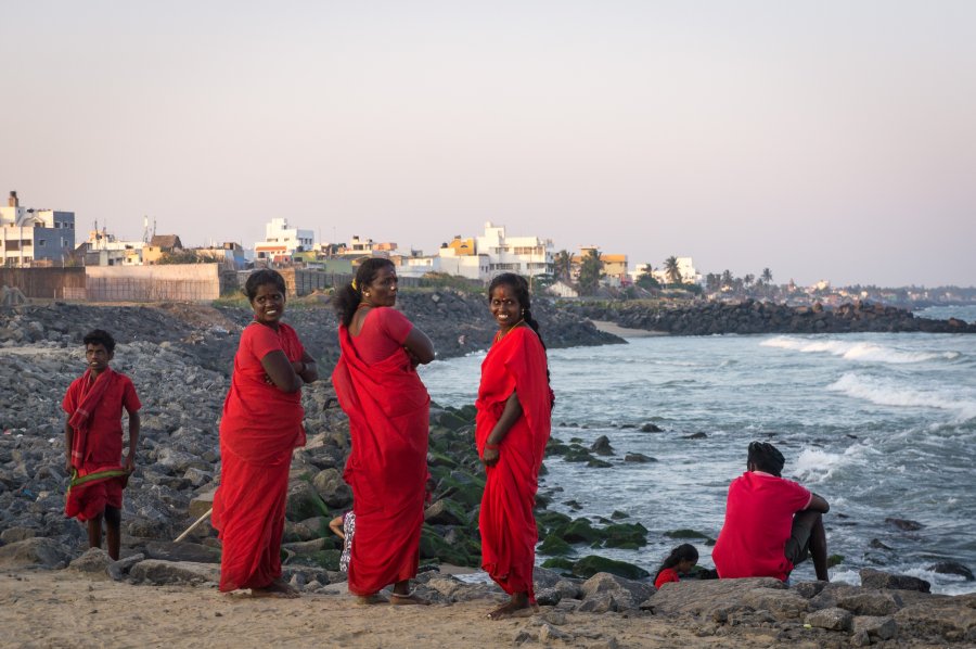 Pèlerins sur la plage de Pondichéry, Inde