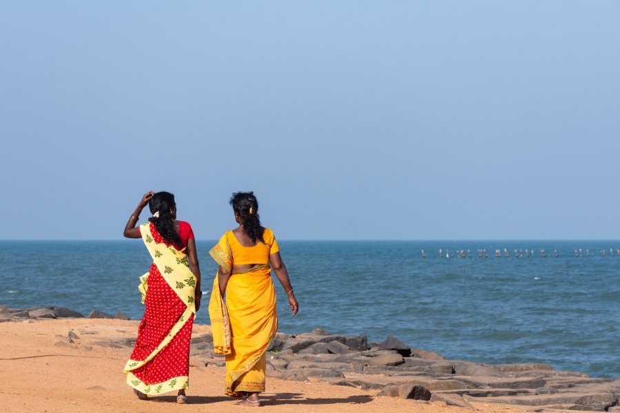 Indiennes en saris sur la plage de Pondichéry