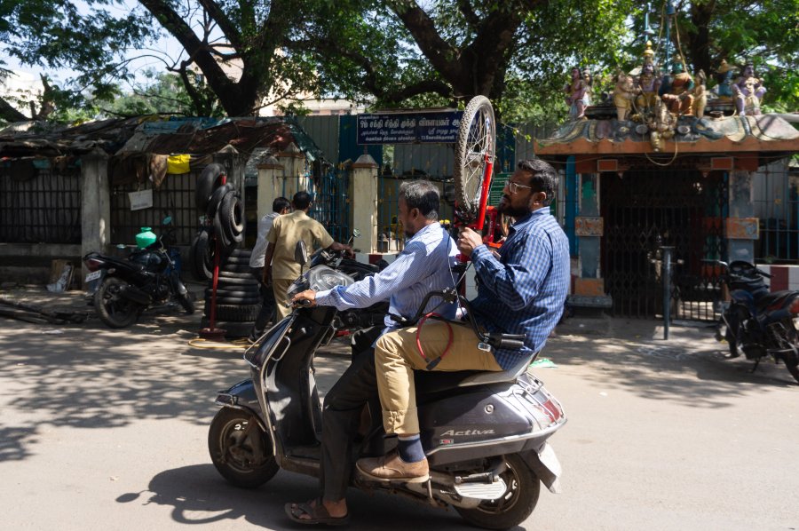 Vélo sur un scooter à Chennai, Inde