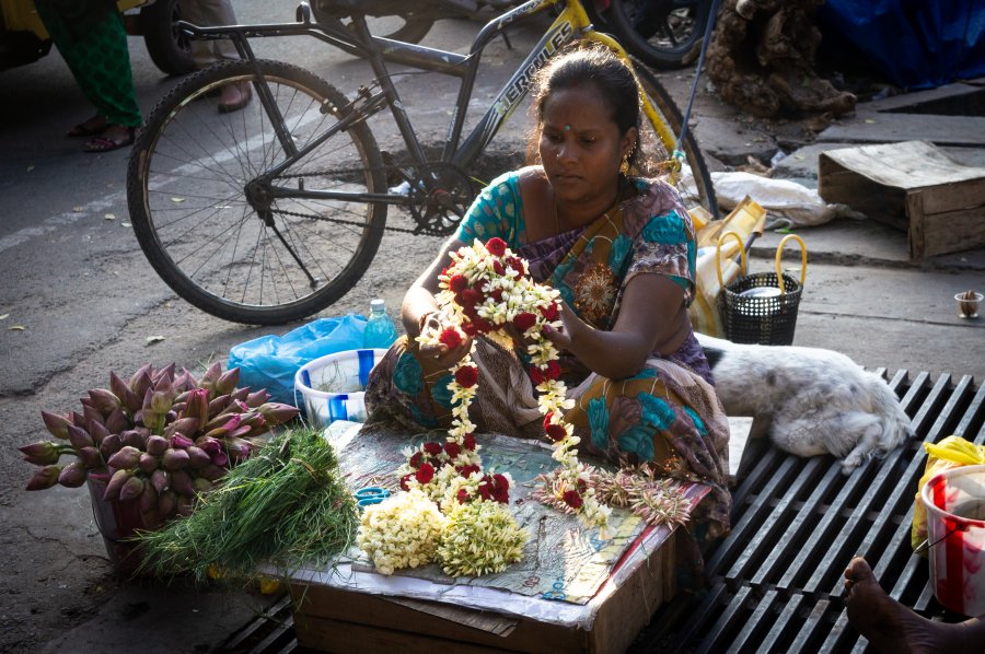 Vendeuse de fleurs à Pondichéry, Inde