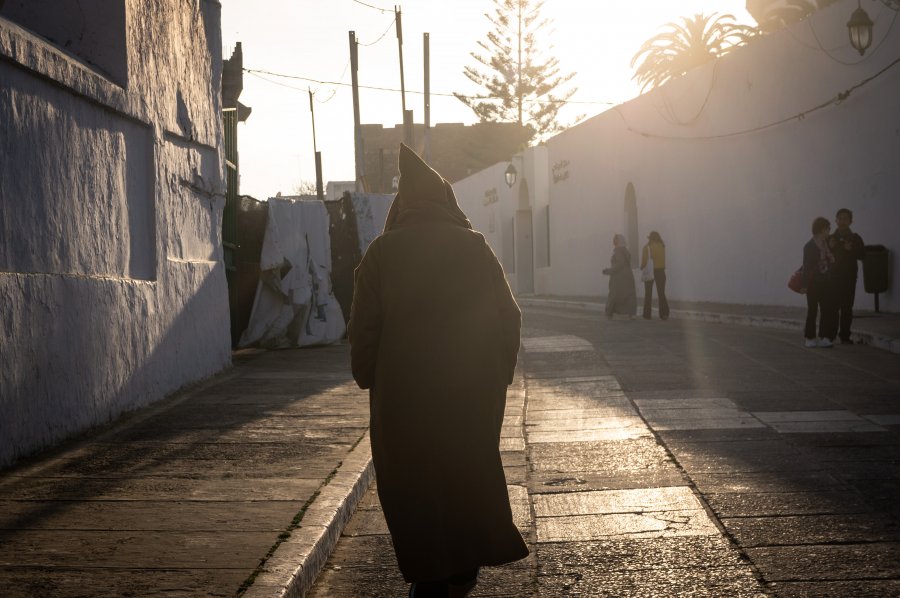 Djellaba à Asilah, Maroc