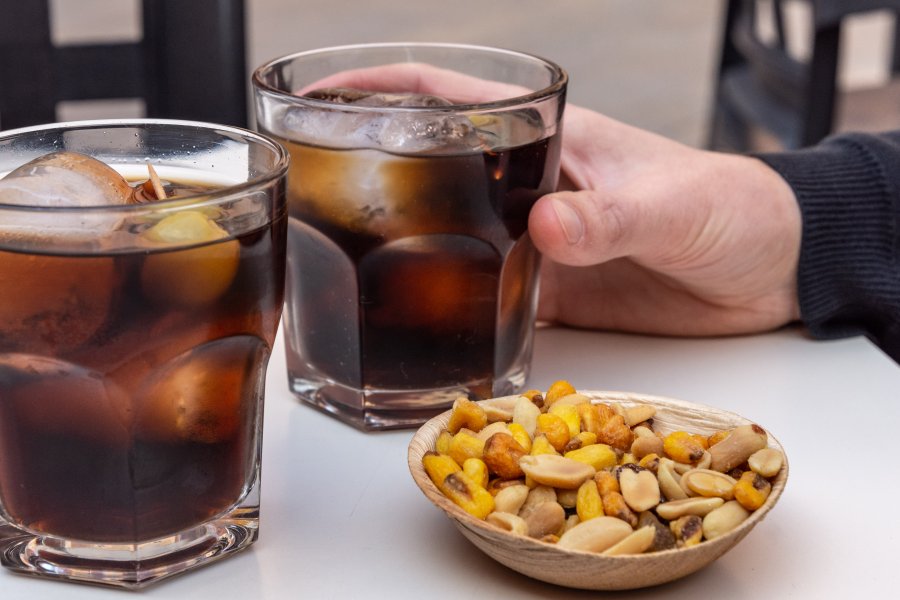 Verres de vermouth à Tarragone, Espagne