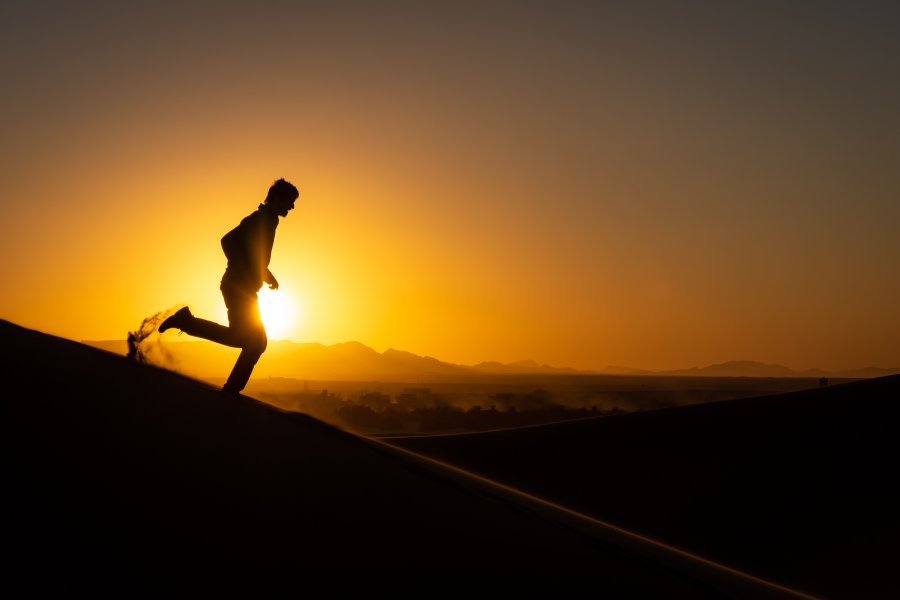 Courir dans les dunes de sable du Maroc