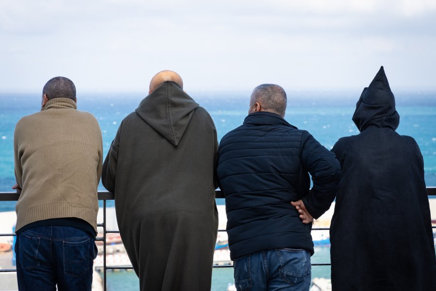 Marocains avec vue sur la mer à Tanger