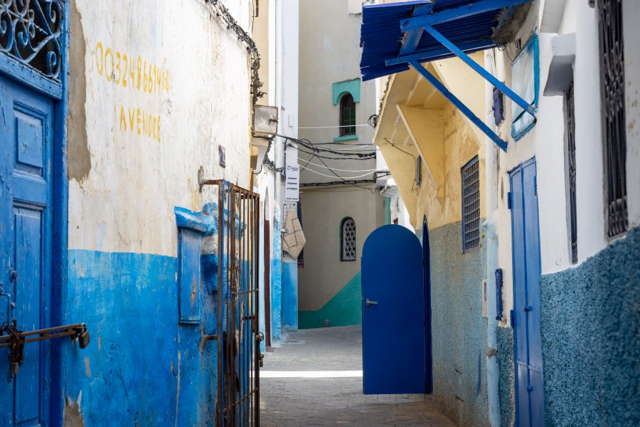 Ruelle bleue et blanche à Tanger, Maroc