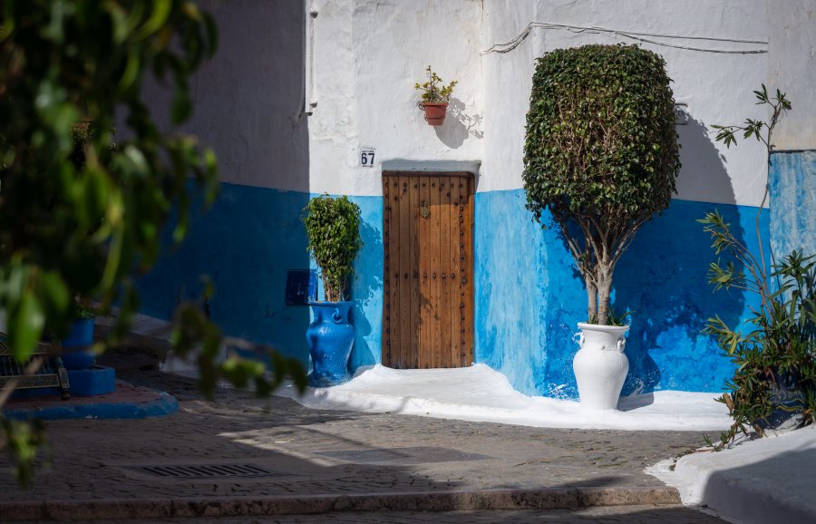 Ruelle bleue et blanche à Rabat, Maroc