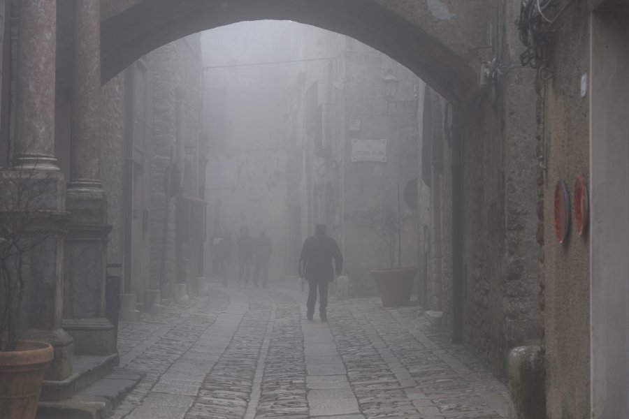 La ville d'Erice dans le brouillard