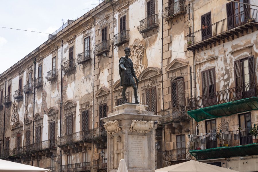 Statue place Bologni à Palerme