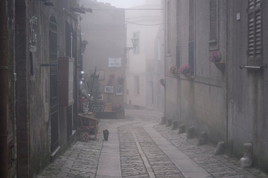 Rue d'Erice dans la brume, Sicile