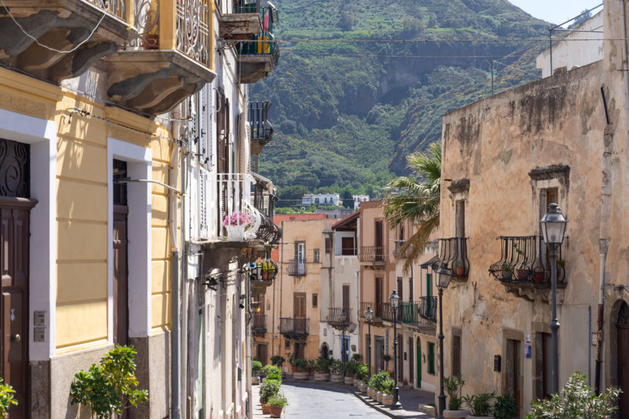 Ruelle de la ville de Lipari, îles éoliennes