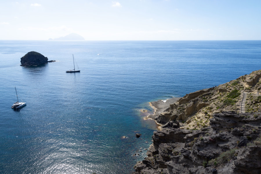 Plage et rochers de Pollara, Salina