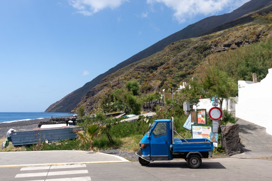 Triporteur sur l'île de Stromboli, Sicile, Italie