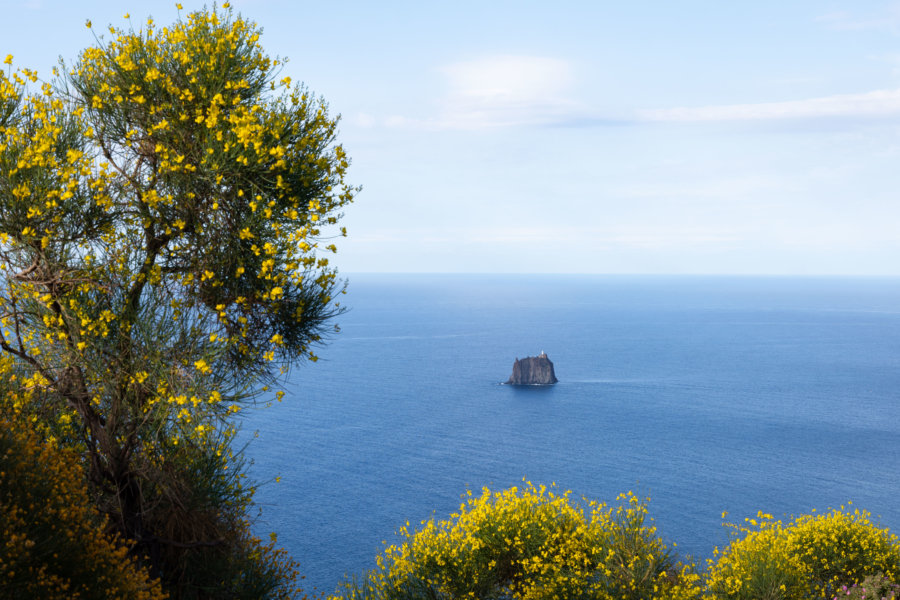 Strombolicchio, rocher à Stromboli, Italie