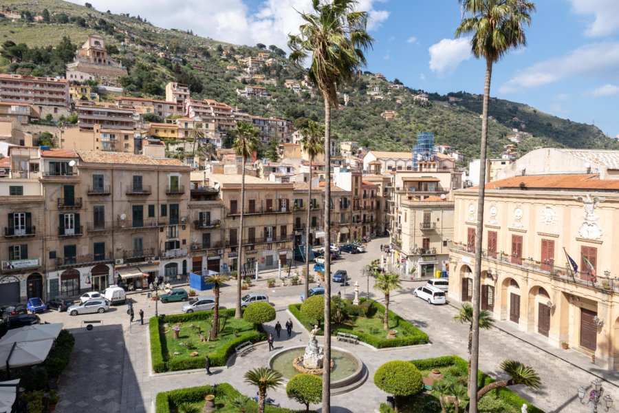 Place au centre de Monreale, Sicile, Italie