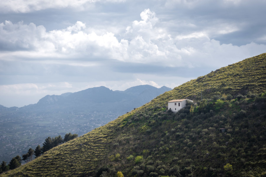 Montagne et maisonnette en Sicile, Italie