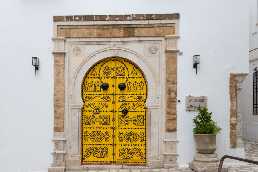 Vieille porte à Tunis