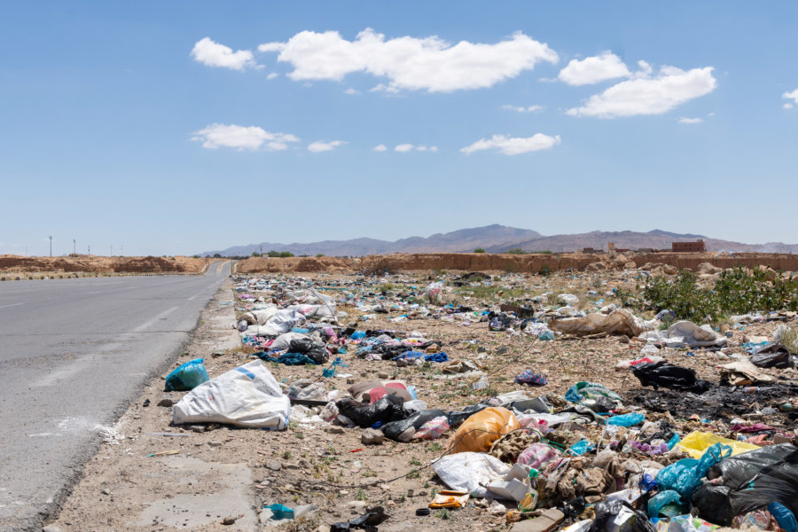 Déchets sur la route en Tunisie