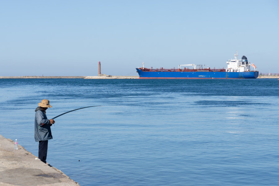 Pêcheur dans le canal de Bizerte en Tunisie