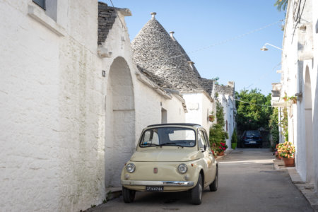 Fiat dans les rues d'Alberobello, Pouilles, Italie