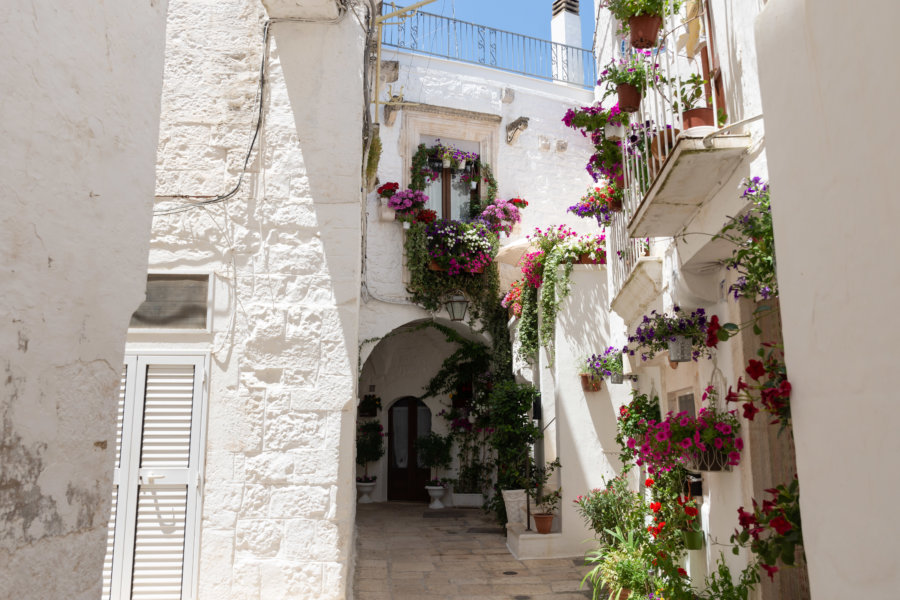 Village de Cisternino dans les Pouilles, Italie du sud