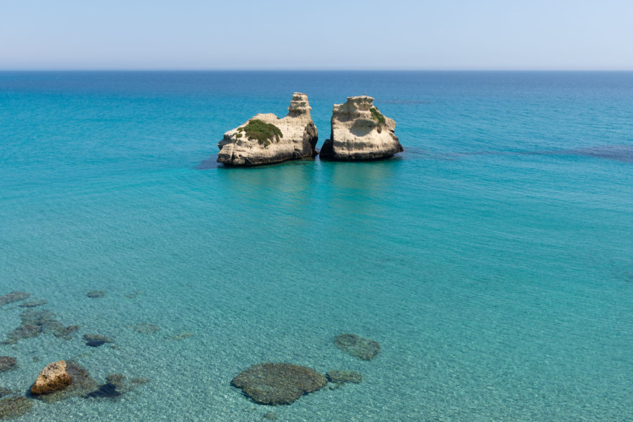 Due sorelle, rochers dans la mer, Pouilles, Italie