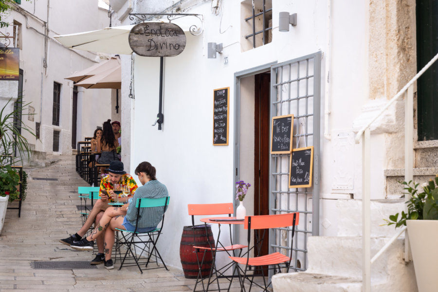 Terrasse de café dans une rue d'Ostuni en Italie