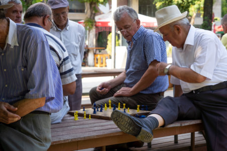 Papis albanais qui jouent aux échecs