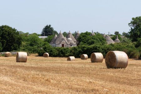 Trulli dans la campagne des Pouilles, Italie