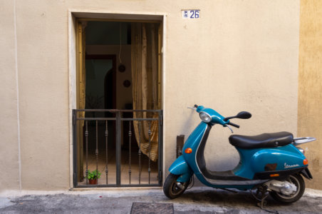 Scooter et maison en Italie du Sud