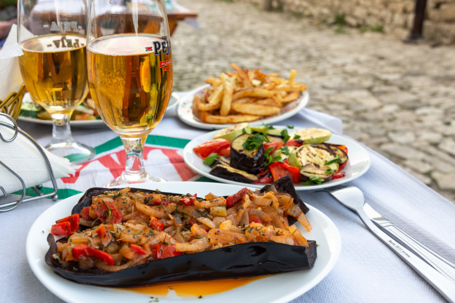 Aubergines farcies et bière : repas albanais