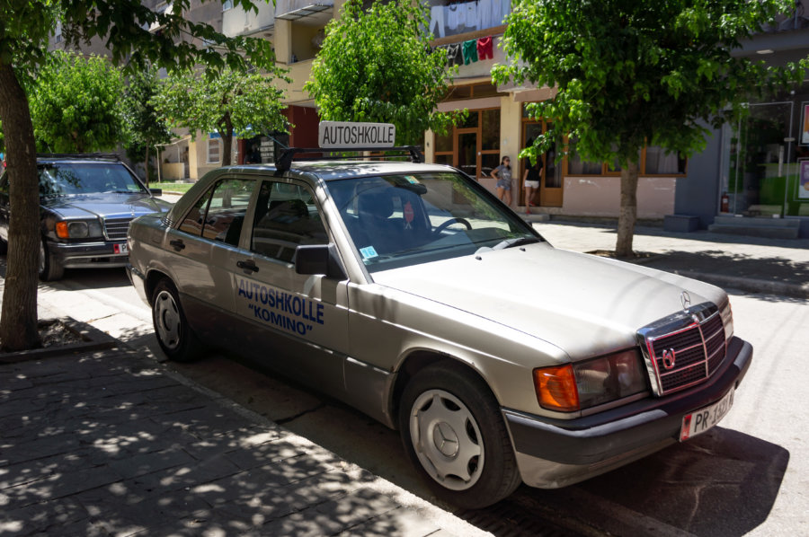 Auto-école Mercedes en Albanie