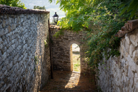 Passage dans le château à Berat, Albanie