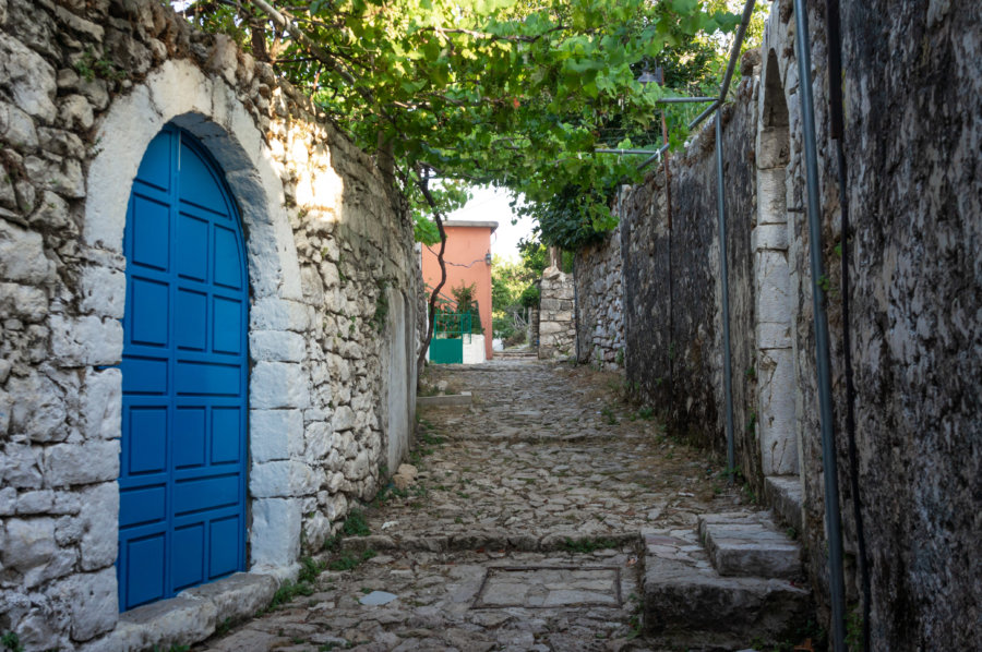 Ruelle du château d'Himara en Albanie