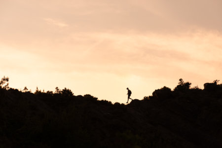 Silhouette sur la colline à Permet en Albanie