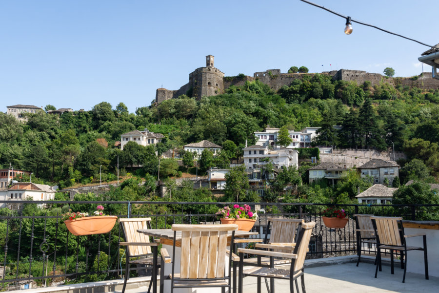 Terrasse avec vue sur le château de Gjirokastër