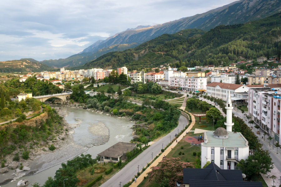 Ville de Përmet en Albanie