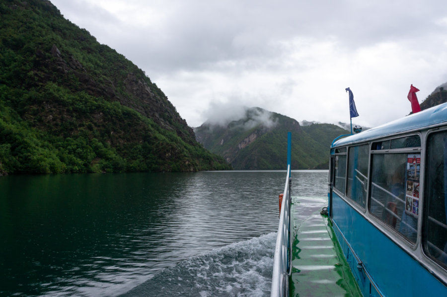 Ferry sur le lac Koman en Albanie