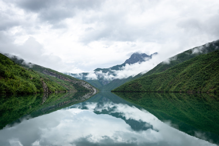 Lac de Koman en Albanie