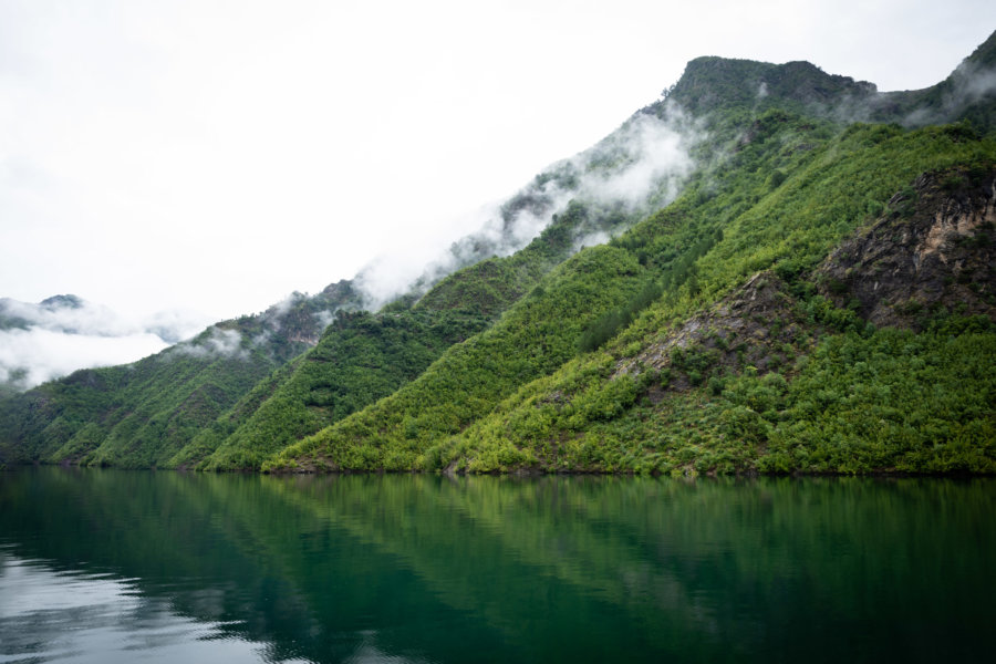 Lac de Koman en Albanie