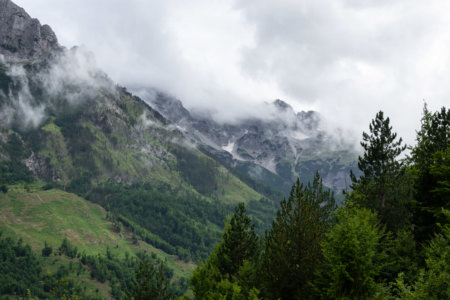 Nuages sur les montagnes à Valbona, Albanie